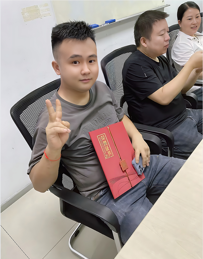 員工領(lǐng)了榮譽(yù)證書.jpg